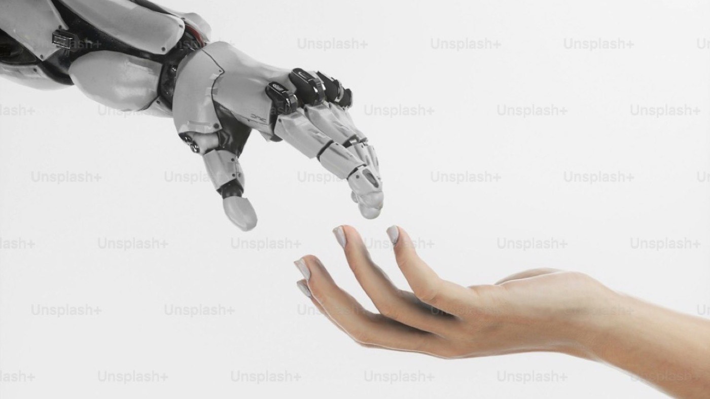 Menschliche Hand greift nach einer Roboterhand